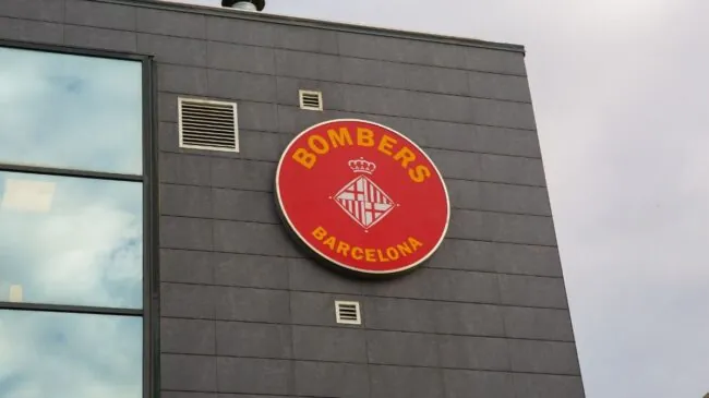 Un incendio en el puerto de Barcelona quema mercancías y deja una gran columna de humo