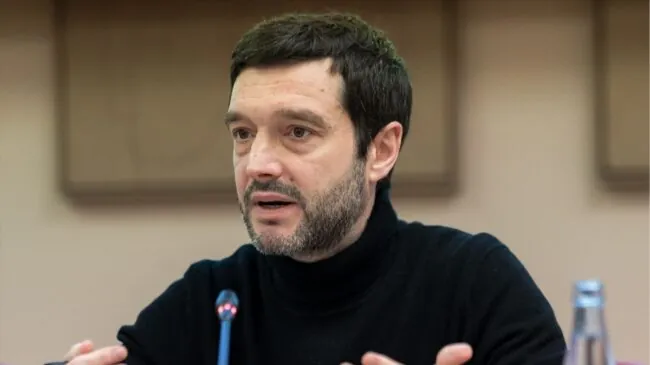 Bustinduy ve «urgente» regular la publicidad de alimentos no saludables dirigida a menores