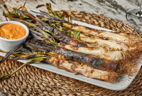 De la taberna decana al asador premium: nueve restaurantes para comer calçots en Madrid