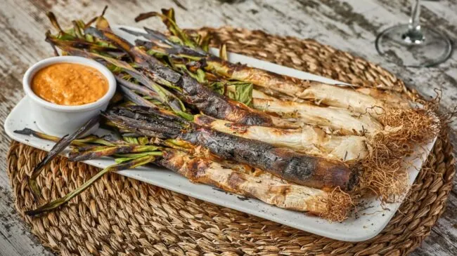 De la taberna decana al asador premium: nueve restaurantes para comer calçots en Madrid