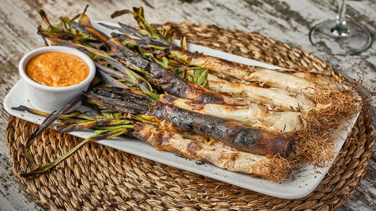 De la taberna decana al asador premium: nueve restaurantes para comer calçots en Madrid