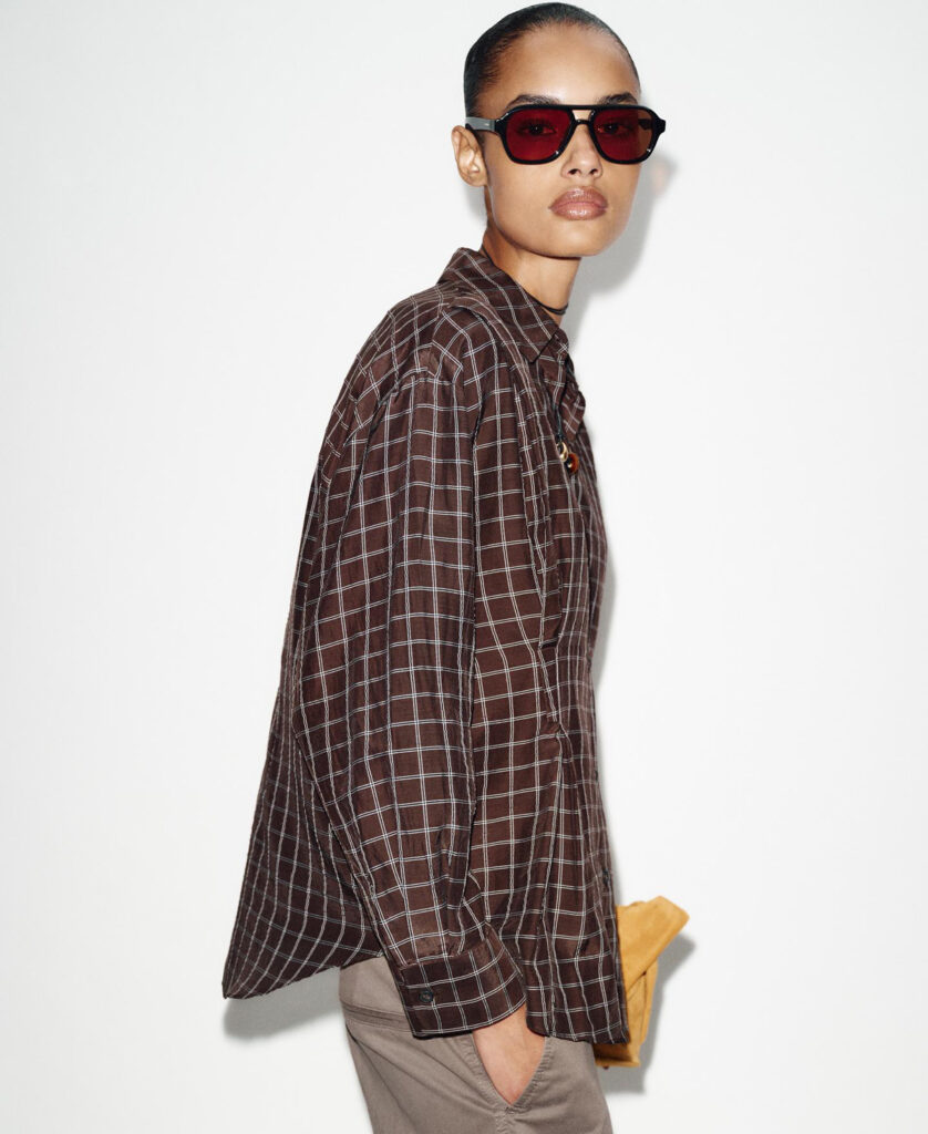 Camisa marrón de cuadros de Zara. (PVP: 25.95€)