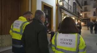 Los serenos que recorren los barrios de Sevilla denuncian falta de medios tras varios incidentes