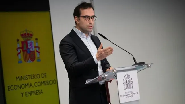 El Gobierno aprobará medidas fiscales para bajar la luz y estudia cómo abaratar el fuel