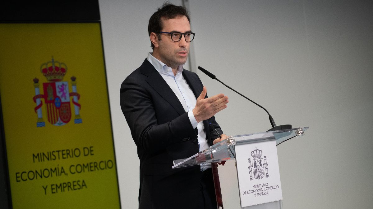 El Gobierno aprobará medidas fiscales para bajar la luz y estudia cómo abaratar el fuel