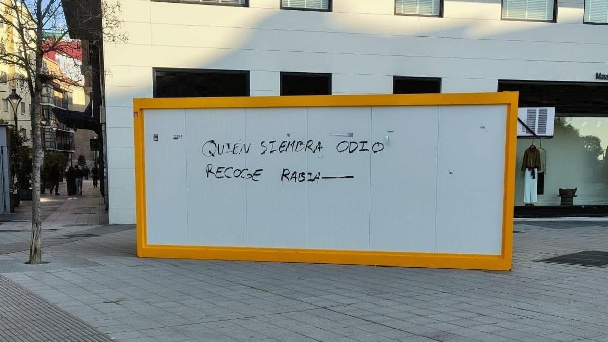 Vox denuncia pintadas en su caseta electoral en Valladolid