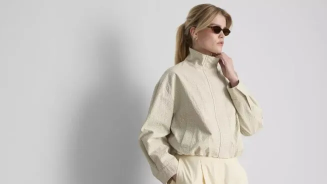 Zara, Mango y Primark coinciden: estas chaquetas serán tus básicos para combinar con vaqueros en Semana Santa 2026