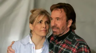 Los últimos años de Chuck Norris cuidando a su mujer: «Lo dejé todo para mantenerla con vida»