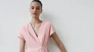 Ni rojo ni negro: el color tendencia de Zara para vestidos de invitada de boda esta primavera verano