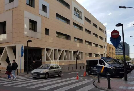 Interior condecoró a un mando amigo del DAO que clonó el móvil de su exmujer en comisaría