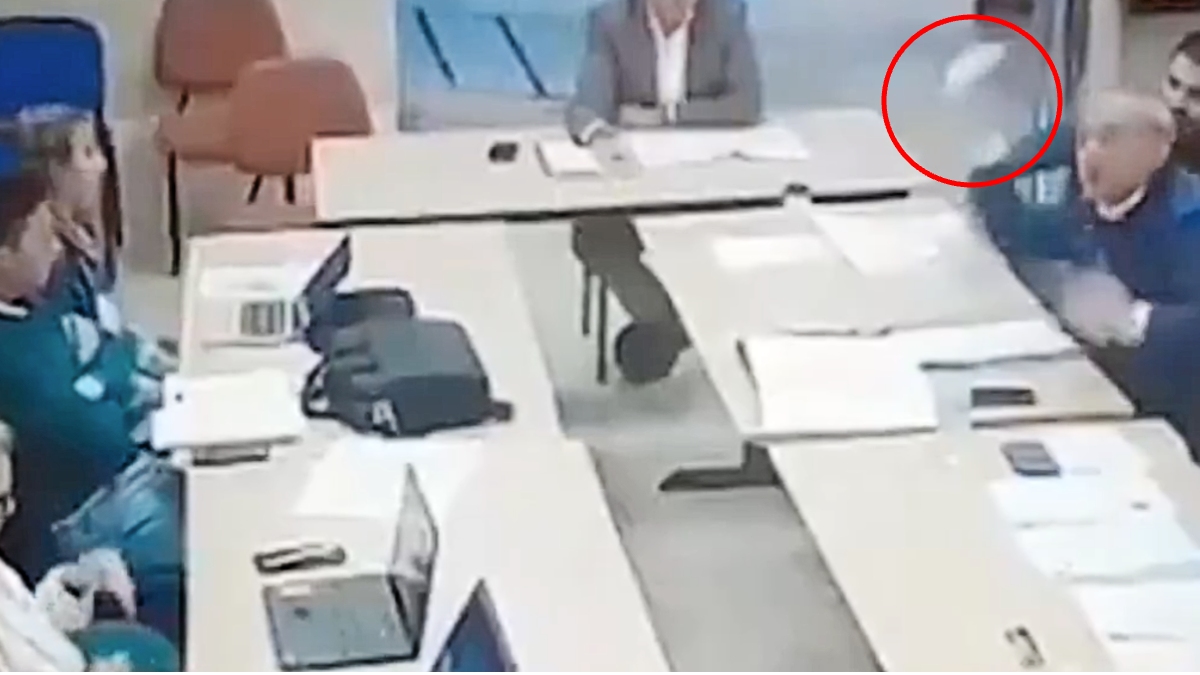 Dimite un concejal del PSOE en Aranjuez por tirarle una taza de café a otro de Vox