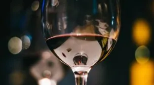 El vino, la cerveza y el dolor de cabeza de una economía en decadencia