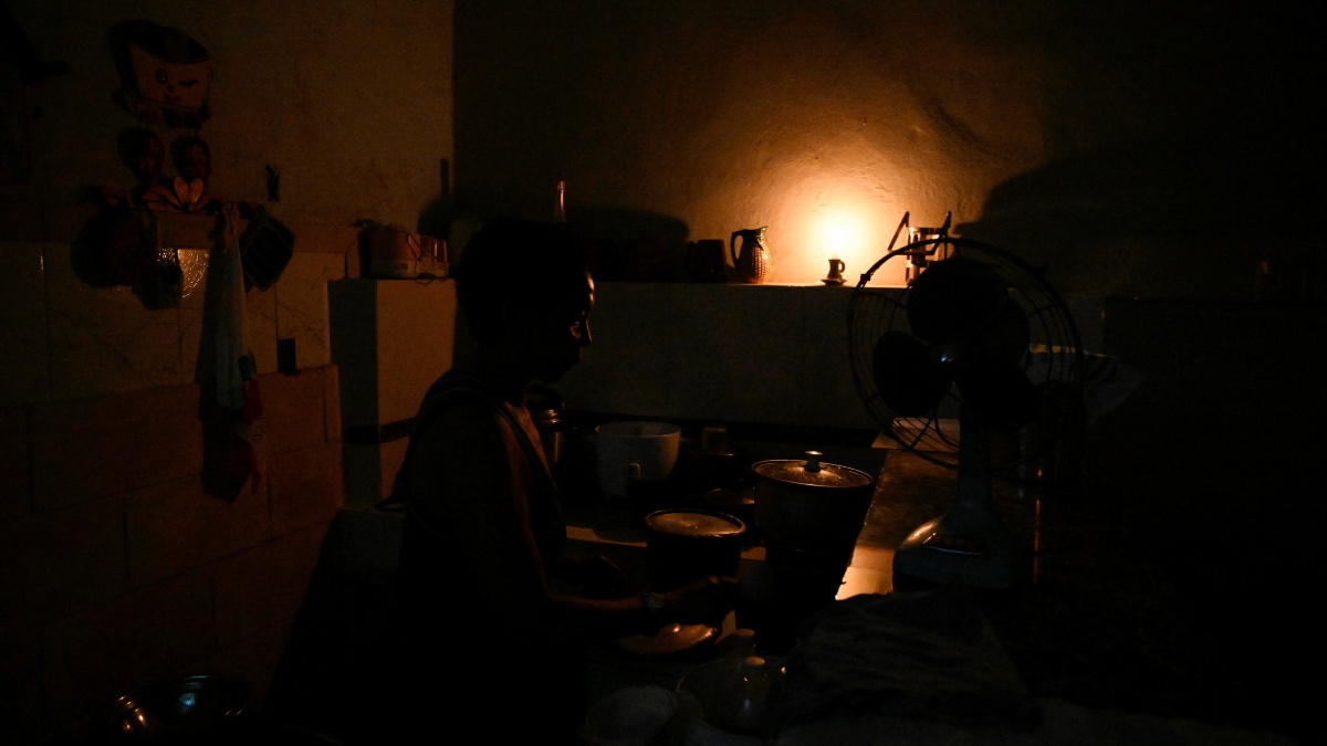 Cuba reconecta su sistema eléctrico, pero los apagones siguen siendo generalizados