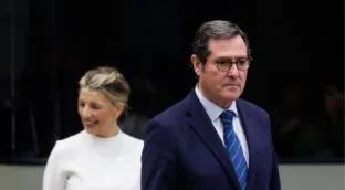Debate en la CEOE por la postura ante los escándalos del Gobierno de Sánchez