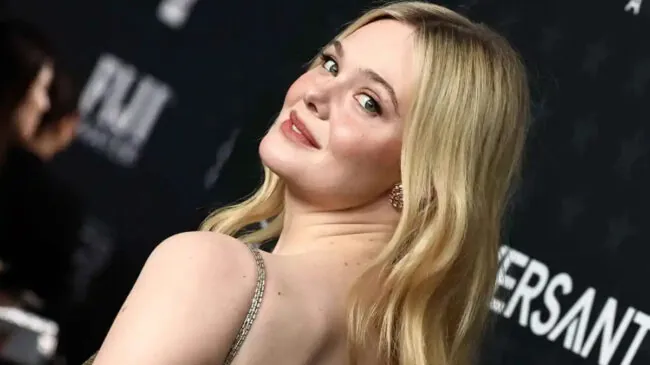 Elle Fanning lo confirma: el vestido negro de estilo minimalista vuelve y Mango tiene las versiones más asequibles para imitar su 'look'