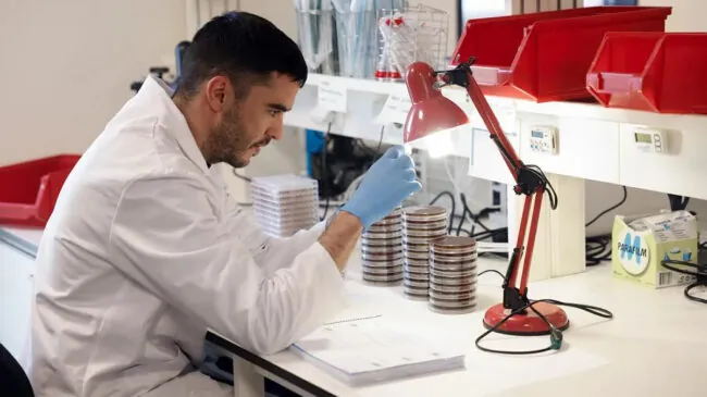 Madrid inicia un ensayo clínico con un fármaco pionero para detener el avance de la ELA