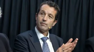 Prisa premia a Escribano como 'Ejecutivo del Ibex' mientras Sánchez busca su salida de Indra