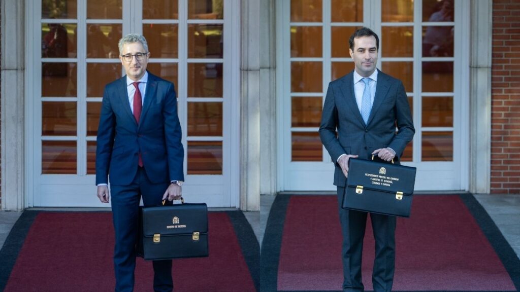 Arcadi España (i) y Carlos Cuerpo (d) posan con sus carteras antes del Consejo de Ministros. | Europa Press