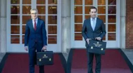 Carlos Cuerpo y Arcadi España posan en la Moncloa antes del Consejo de Ministros