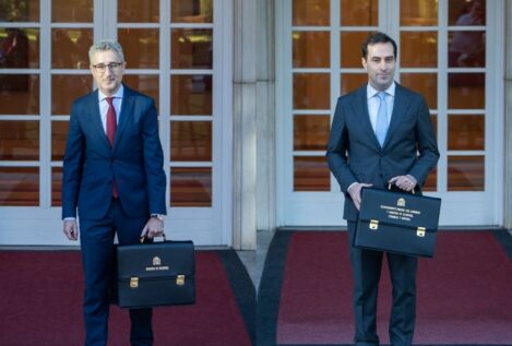 Carlos Cuerpo y Arcadi España posan en la Moncloa antes del Consejo de Ministros