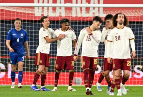 Oyarzabal brilla con un doblete ante Serbia en el estreno de la nueva 'piel' de España