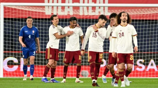 Oyarzabal brilla con un doblete ante Serbia en el estreno de la nueva 'piel' de España