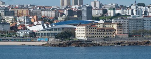 La Coruña renuncia a ser sede del Mundial de 2030 y acuerda con Abanca reformar Riazor