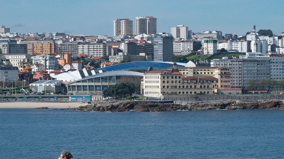 La Coruña renuncia a ser sede del Mundial de 2030 y acuerda con Abanca reformar Riazor