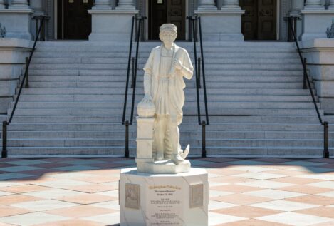 El Gobierno ordena «perfil bajo» con la estatua de Colón que Trump colocó en la Casa Blanca