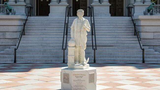 El Gobierno ordena «perfil bajo» con la estatua de Colón que Trump colocó en la Casa Blanca