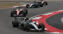 Antonelli reina en la guerra civil de Ferrari: Sainz puntúa y Alonso se retira en la vuelta 33