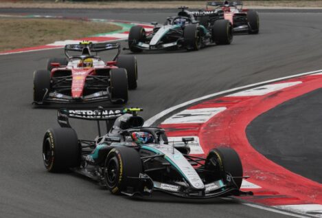 Antonelli reina en la guerra civil de Ferrari: Sainz puntúa y Alonso se retira en la vuelta 33