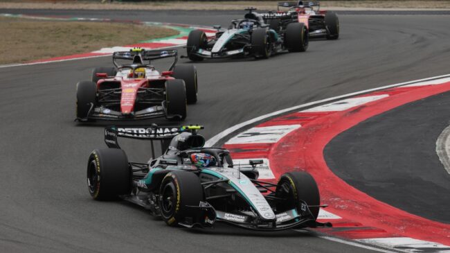 Antonelli reina en la guerra civil de Ferrari: Sainz puntúa y Alonso se retira en la vuelta 33