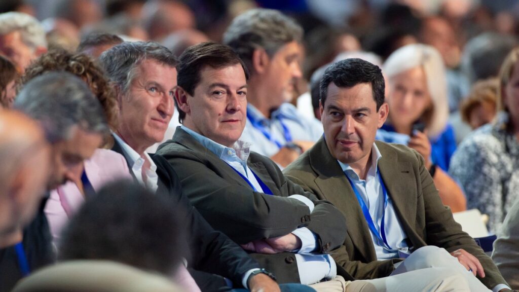 El presidente del PP, Alberto Núñez Feijóo, el presidente de la Junta de Castilla y León, Alfonso Fernández Mañueco, y el presidente de la Junta de Andalucía, Juanma Moreno. | Alberto Ortega / Europa Press / ContactoPhoto
