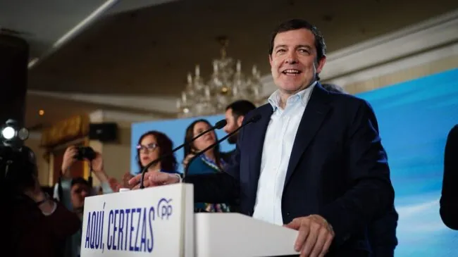 Mañueco prefiere gobernar en solitario y recuerda a Vox el «buen pacto» de 2022