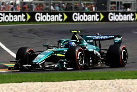 Alonso protagoniza una salida excepcional con doble retirada: Sainz va «a paso de tortuga»