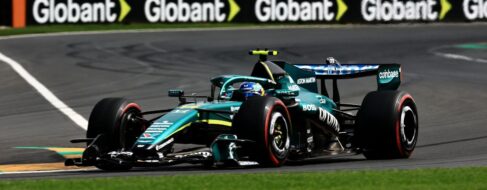 Alonso protagoniza una salida excepcional con doble retirada: Sainz va «a paso de tortuga»