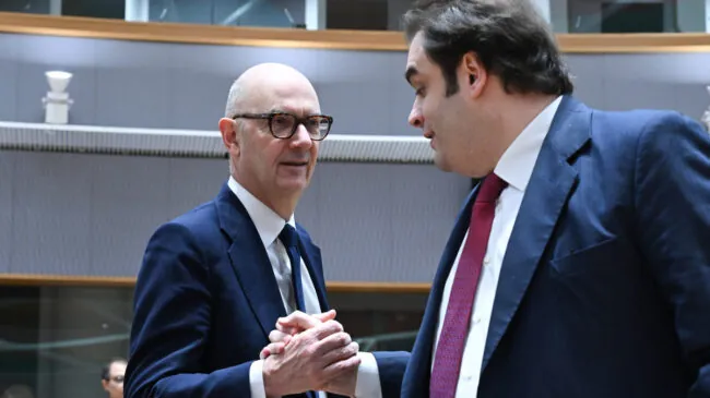 El G7 termina sin acuerdo para liberar reservas de petróleo en plena escalada de precios