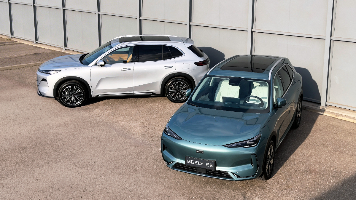 El gigante chino Geely inicia su ofensiva en España con dos apetecibles SUV electrificados