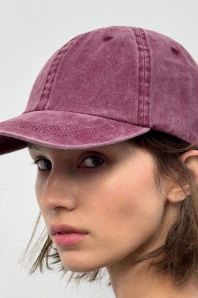 Gorra vaquera morada de Zara. (PVP: 12.95€)