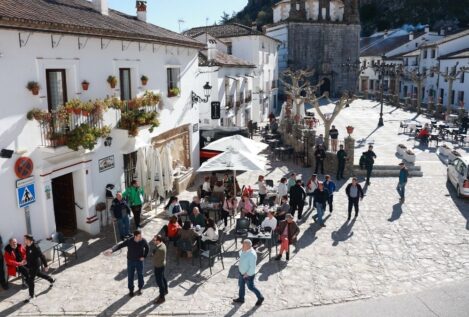 Grazalema vuelve a atraer visitantes un mes después del desalojo por las lluvias