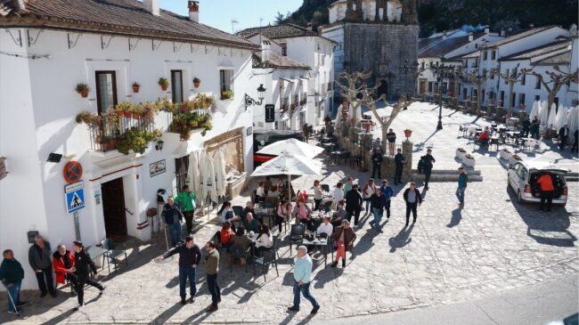 Grazalema vuelve a atraer visitantes un mes después del desalojo por las lluvias