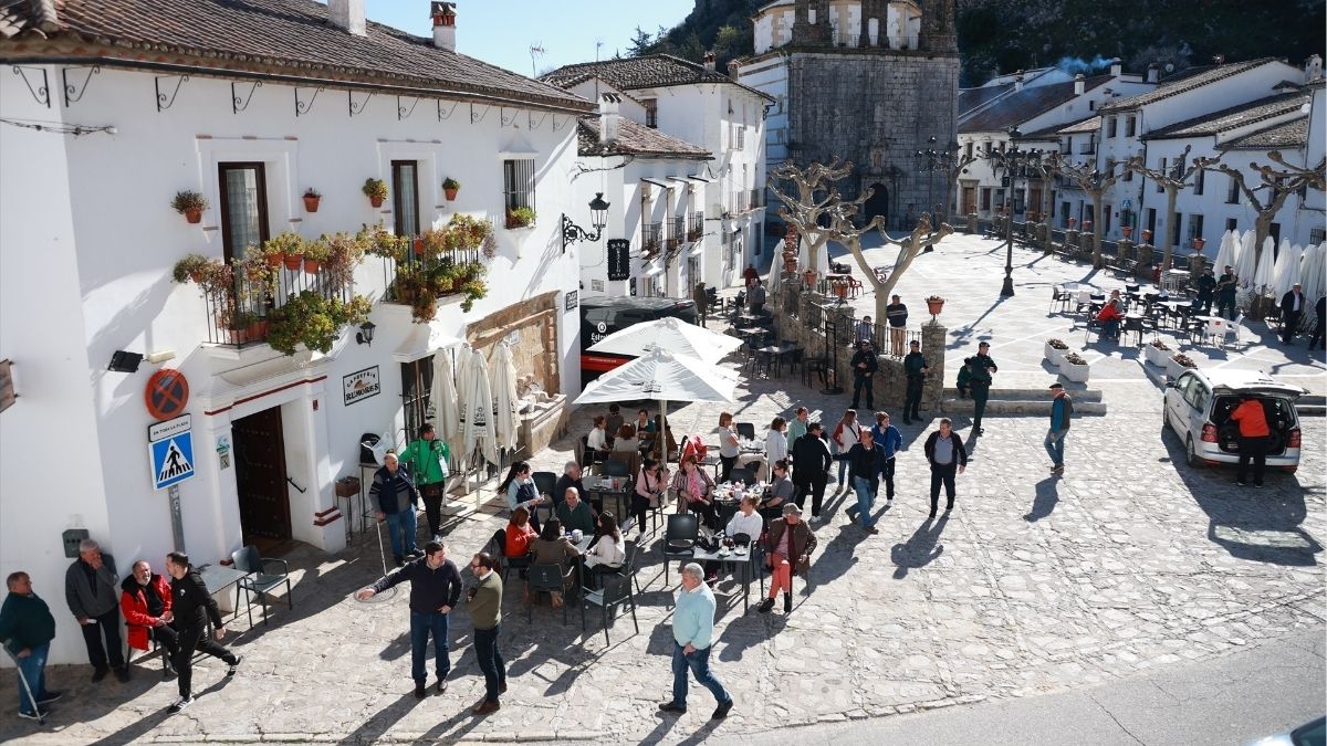 Grazalema vuelve a atraer visitantes un mes después del desalojo por las lluvias