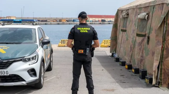 Hallan sin vida el cuerpo de un hombre encadenado en el puerto de Ribeira (La Coruña)