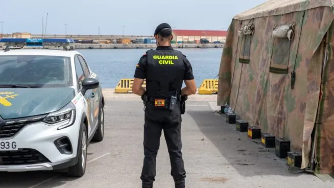 Hallan sin vida el cuerpo de un hombre encadenado en el puerto de Ribeira (La Coruña)