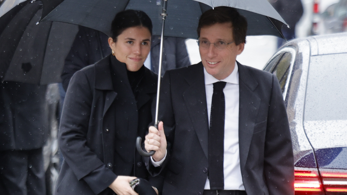 La habitación de Lucas, el hijo de Almeida, al detalle: una cómoda de Ikea, papel pintado y la butaca perfecta para la lactancia