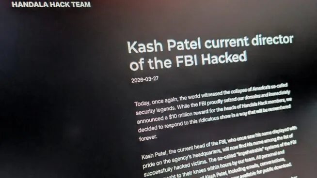 'Hackers' proiraníes difunden documentos y fotos privadas del director del FBI