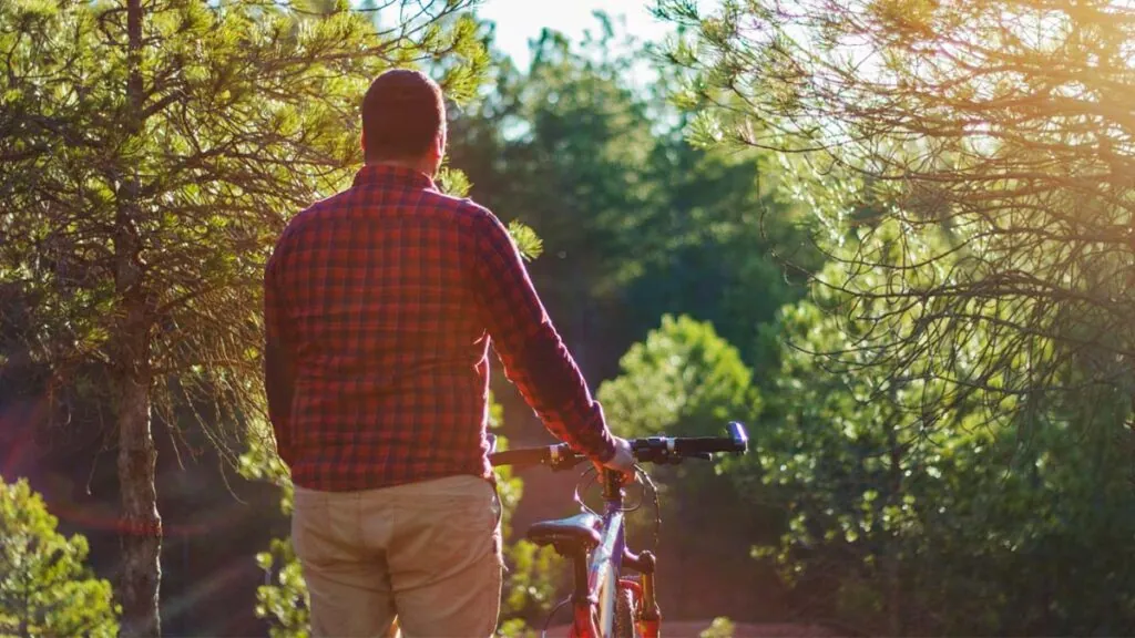 hombre-bicicleta-felicidad-john-locke
