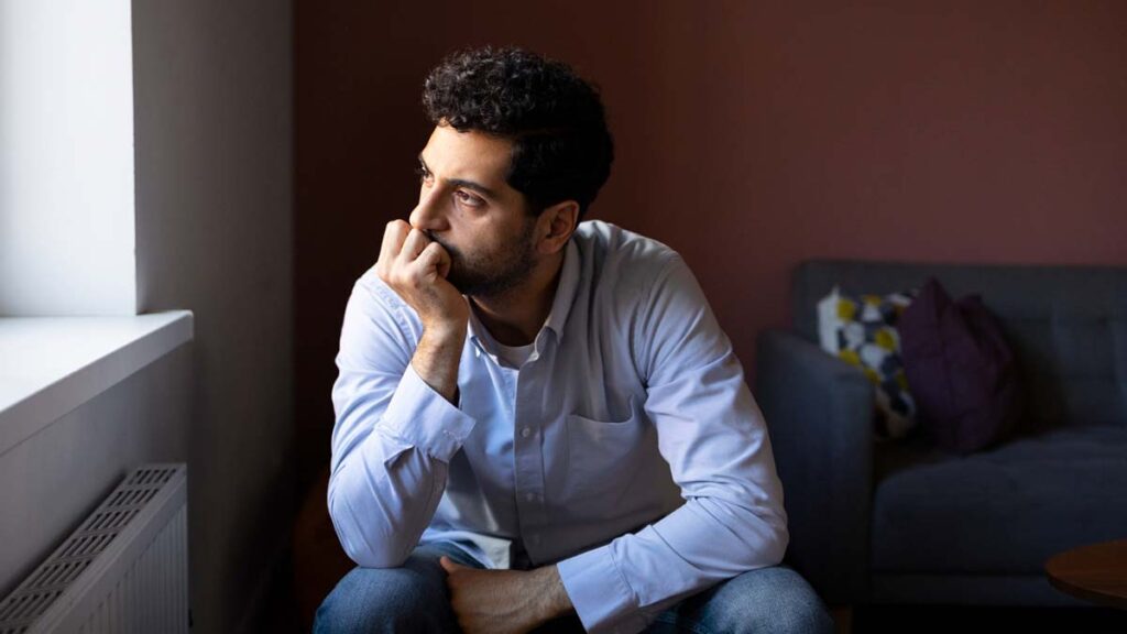 hombre-pensar-rumiar-sofa