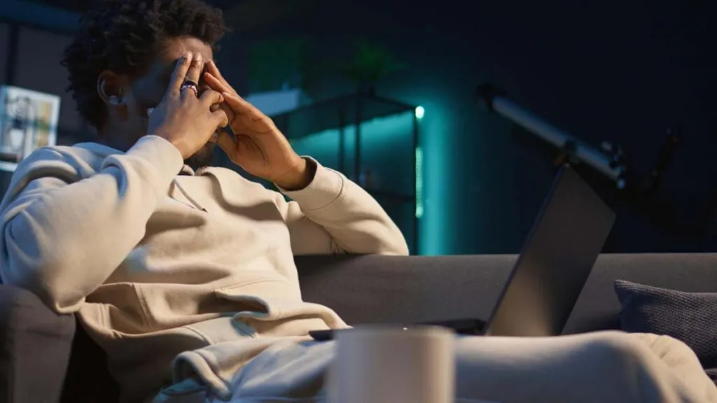 hombre-pesimismo-felicidad-sofa